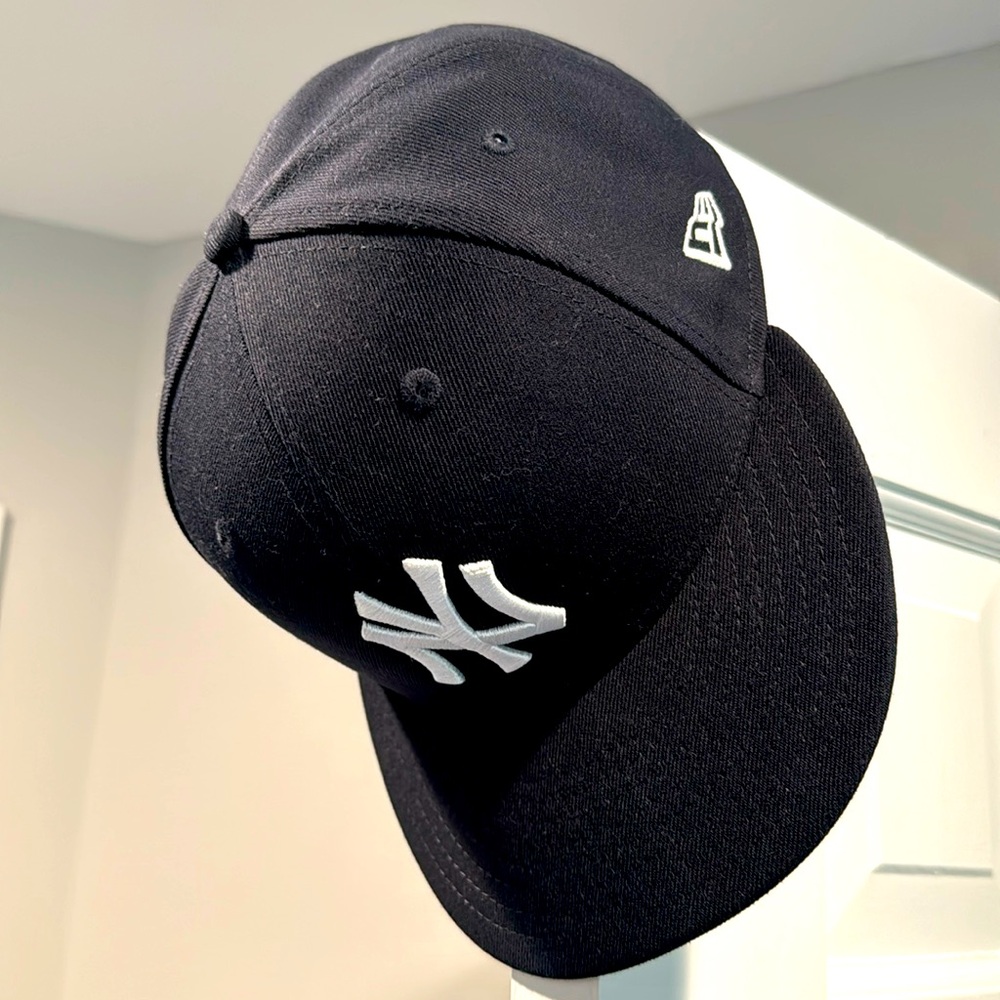 Never worn New York Yankees New Era Team Color 9FIFTY Snapback Hat - Navy